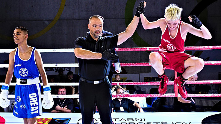 Dozvuky boxerského galavečera Great Fight Night 4 TITULEK HŮLKOVÝM: Úspěšná premiéra fotbalisty Machálka v ringu  PROSTĚJOV První červnový pátek patřilo Národní sportovní centrum Prostějov velkému galavečeru boxerů s názvem Great Fight Night 4. Honosná akce pořádaná promotérskou společností ze severu Moravy Great by 2J ve spolupráci s domácím klubem BC DTJ Prostějov přinesla více než pětihodinový maraton jedenácti zápasů, za nímž se Večerník s odstupem času ohlédl.  původní zpravodajství pro Večerník MAREK SONNEVEND  V hlavním utkání Petr Řezníček z oddílu Spider Olomouc jasně vybodoval zástupce BC DTJ Pavla Jána, přičemž domácí prostředí paradoxně měl spíše hostující Řezňa. „Já jsem vyhrál už před zápasem. Podívej, kolik mi tam fandí lidí,“ ukazoval bezprostředně po svém triumfu do hlediště na skoro padesátihlavý kotel fanoušků, kteří ho hnali za vítězstvím. „Pavlovi to vůbec nevyšlo, nic moc nepředvedl a zaslouženě prohrál,“ smutně naopak uznal Jánův trenér Petr Novotný.