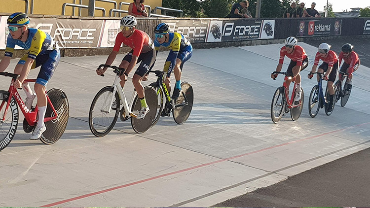 První chod třídenního cyklistického menu obstarala  GP TUFO - VC Olomouckého kraje. ZÁŘIL KOBLÍŽEK