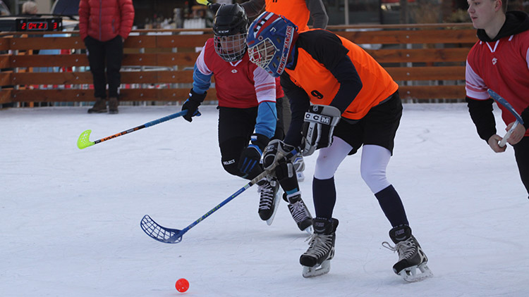 Florbal na ledě i Hanácké curling na mobilním prostějovském kluzišti jsou tentokrát passé