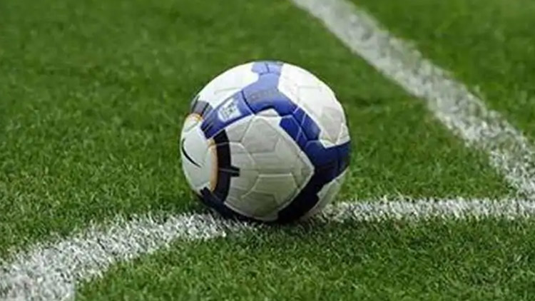 BUDE SE HRÁT FOTBAL?  Pro amatéry se zatím ledy nehnuly