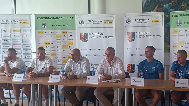 Eskáčko na tiskovce potvrdilo přestupy a nastínilo své ambice