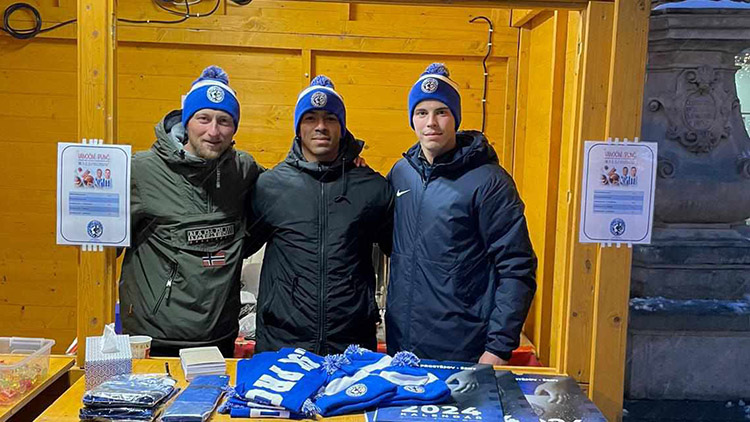 Fotbalisté se v pátek  proměnili ve stánkaře