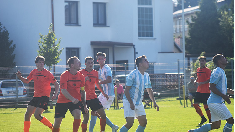 Složitá letní pauza, utrápený start a dobrý konec