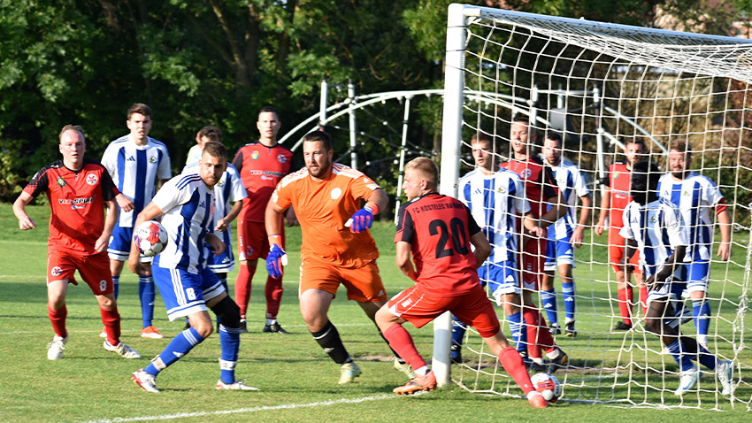 Fotbalisté Brodku (v bílém) si s Kostelcem body rozdělili. Foto: Ladislav Valný Čtyři branky a remízový výsledek Derby v Brodku vítěze nenašlo