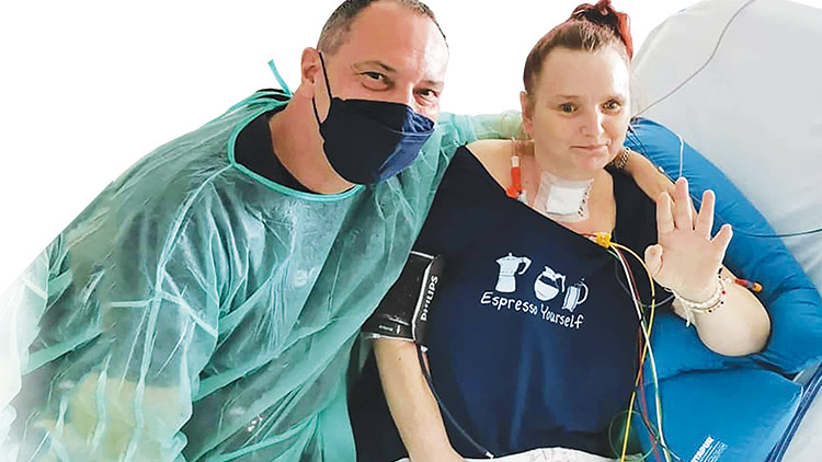 Pracovala v Arkádě, prošla si kómatem. A chce domů!