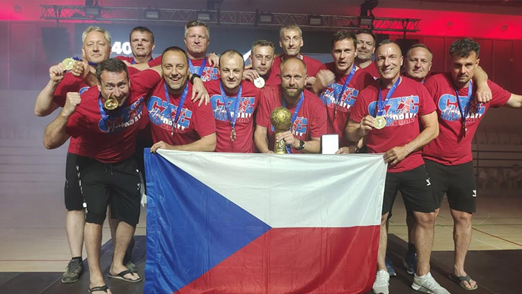 Házenkářští veteráni HKKH Haná jsou  mistry světa v kategorii Masters 45+!