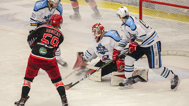 Jestřábí let nekončí, naopak atakuje čelo!