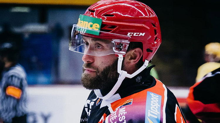 „My prakticky celou sezónu utkání dotahujeme,“  konstatuje kapitán Jestřábů Martin Novák