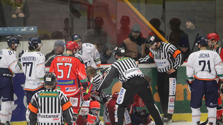 Jestřábům se přímý postup vzdálil, zahrávají si i s předkolem