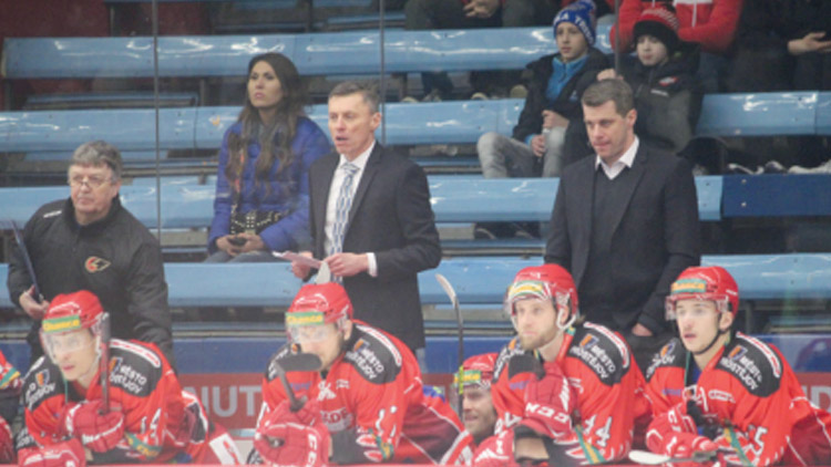 Šestý odchod, trenér zůstává