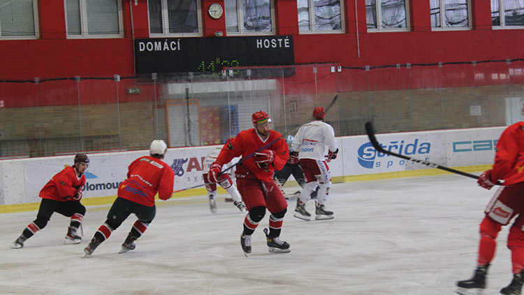 Jestřábi za sebou mají první týden na ledě