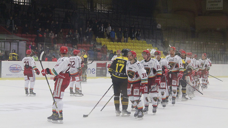 Napadení rozhodlo:  Jestřábi rozebrali Baník v jediné přesilovce