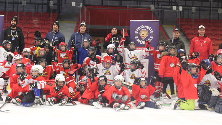 Tři desítky dětí mají za sebou první hokejové krůčky