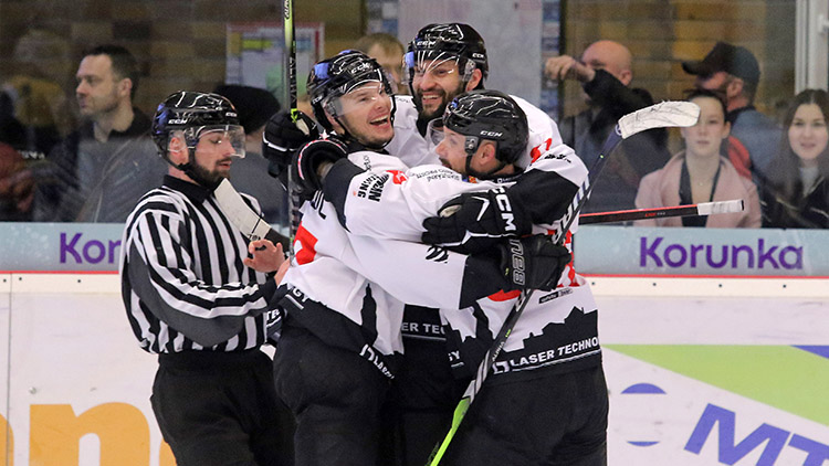 První místo po základní části i mistrovské oslavy v krajské lize