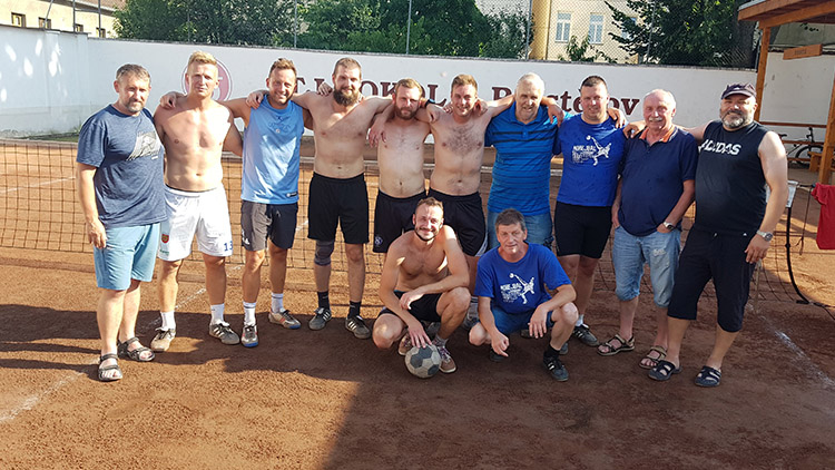 Nohejbalisté oslavili své prvoligové prvenství.  Hraním, dobrým pivem i lahodnými špekáčky