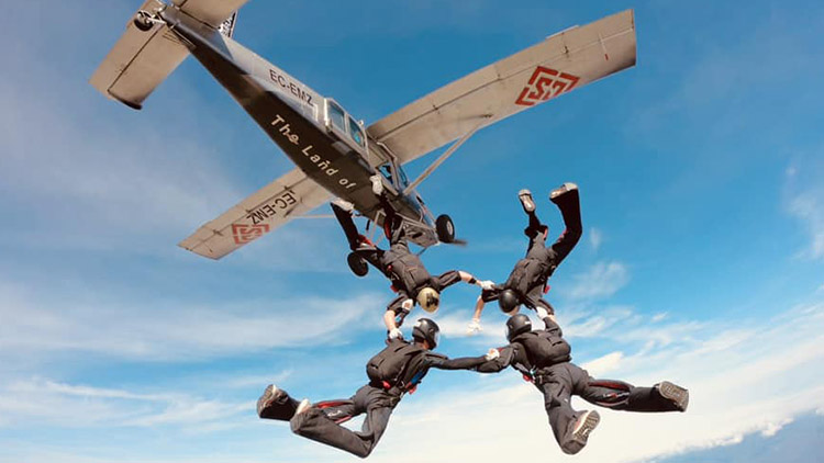 Parašutisté Dukly Prostějov vítězně závodili  v Maďarsku a měli soustředění ve Španělsku