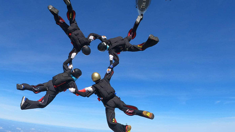 Novým reprezentačním trenérem parašutistů ČR je stále ještě aktivní skokan!