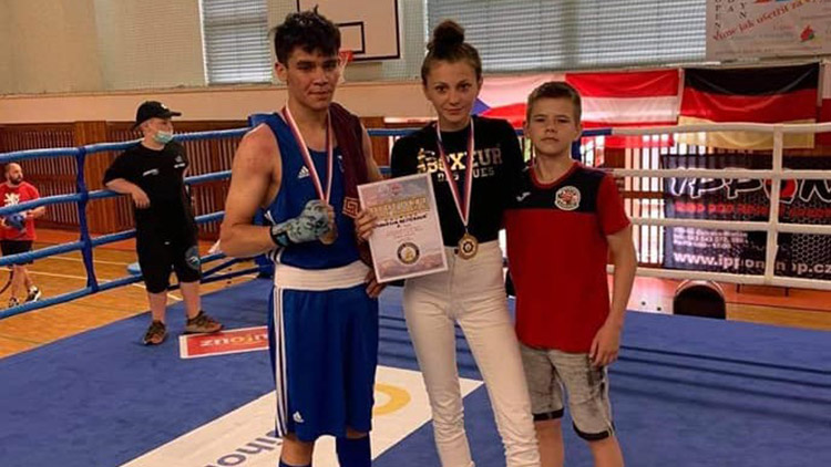 V Mikulově z DTJ Prostějov boxovali  Šándor, Kropog a Reiterová. Jak?