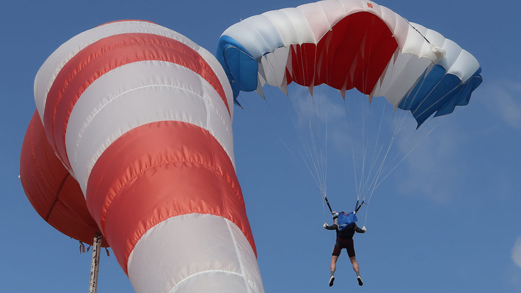 foto zdroj internet PARAŠUTISTÉ DUKLY PROSTĚJOV V KLATOVECH  JASNĚ DOMINOVALI JAK EVROPĚ, TAK SVĚTU!