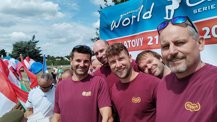 BOMBA! Medailová erupce  parašutistů Dukly Prostějov  ve Španělsku i Klatovech