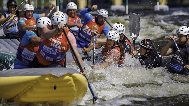 Raft team Tomi-Remont Prostějov  vylovil z umělého kanálu  v pražské Troji hrst  11 cenných kovů