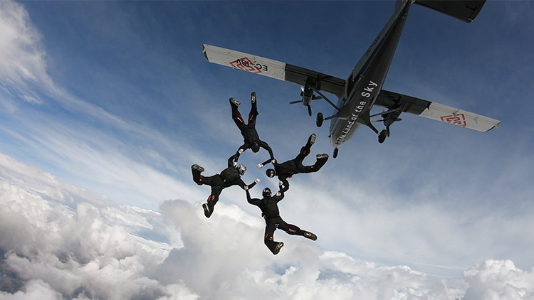 Parašutisté vezou z armádního MS stříbro a bronz