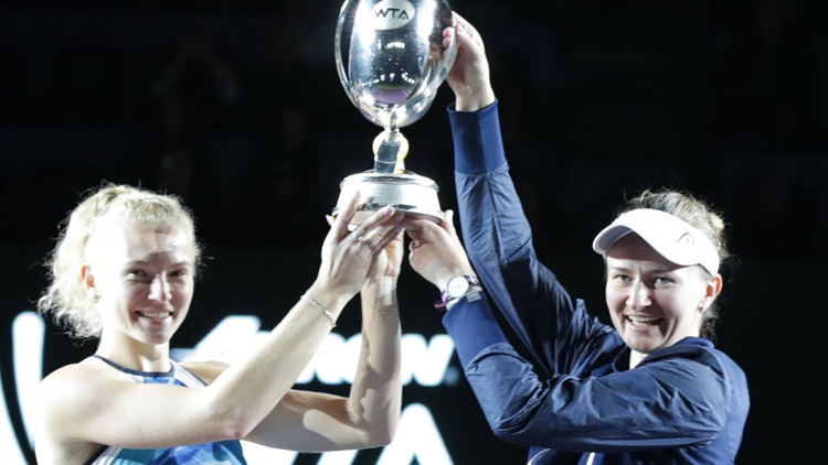 Siniaková a Krejčíková ovládly čtyřhru na Turnaji mistryň