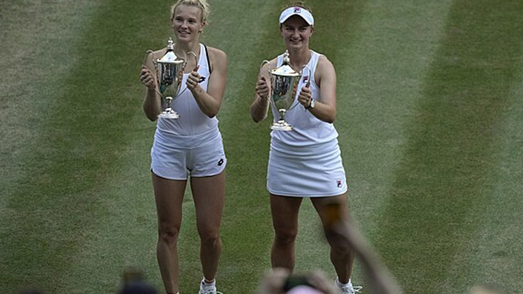 Siniaková s Krejčíkovou ovládly wimbledonskou čtyřhru