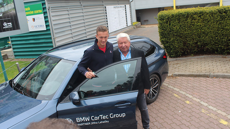 Černošek předal Lehečkovi „bavoráka“