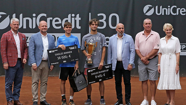 Exhibice zaplnila centrkurt a v hlediště byl také Ivan Lendl