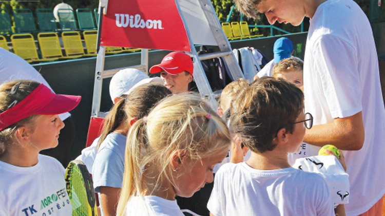 Zápis do tenisové přípravky přivedl na kurty dvacet dětí