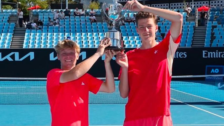 Jan Kumstát veze z Austrálie grandslamovou trofej