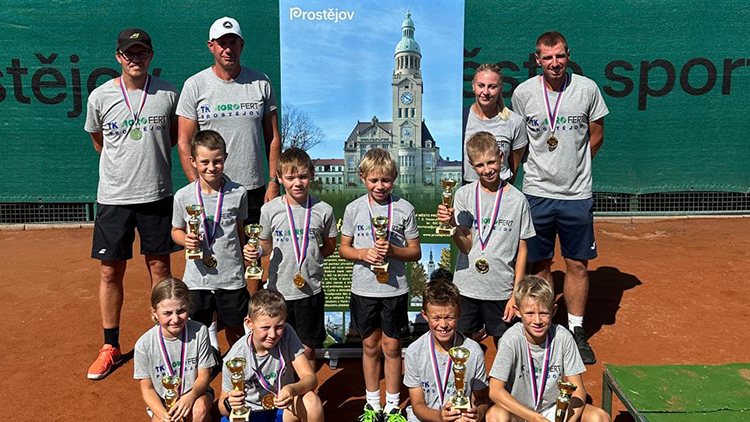 Babytenisté na domácích kurtech získali titul