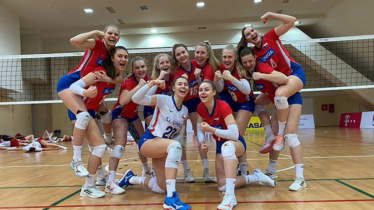 Píchalová a Panchartek v reprezentaci juniorek ČR,  Bažó je součástí národního výběru českých kadetek