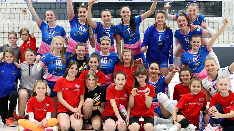 Pondělní mač si užilo téměř dvacet malých  hráček z přípravky VK v roli podavaček balónů