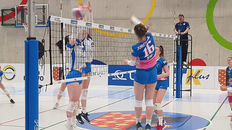 Juniorky VK těsně ztratily klíčové derby o záchranu  a musí do kvalifikace. Také tu hrají o víkendu doma