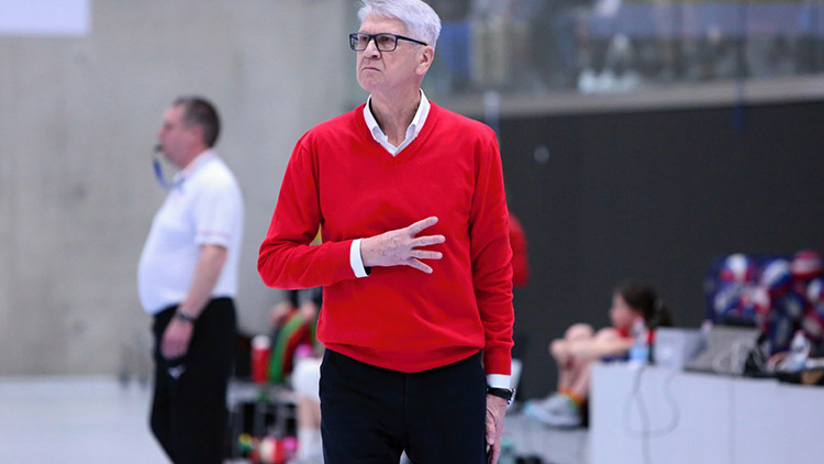 „Chtěl jsem skončit na vrcholu, ale za situace,  kdy všechno klape a kdy se vracíme do Evropy,  jsem zkrátka nemohl,“ vysvětluje Čada