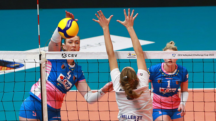 Dva sety kladl Klagenfurt tuhý odpor,  postup Hanaček to však neohrozilo