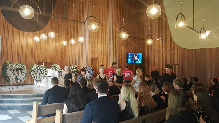 Mladý život vyhasl pod vlakem