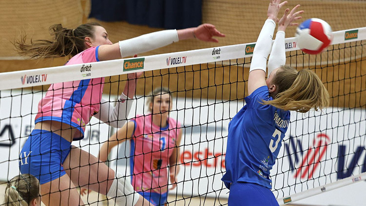 Ve Šternberku byly dvě ze tří sad dlouho vyrovnané,  ale v koncovkách favoritky vždy zapnuly vyšší tempo