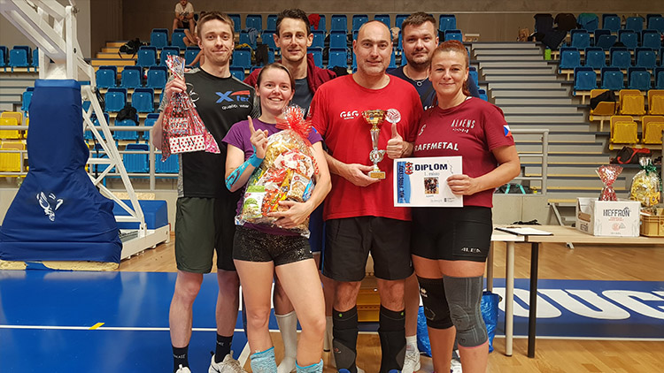 VOLEJBALOVOU HVL PREMIÉROVĚ VYHRÁLI ALIENS