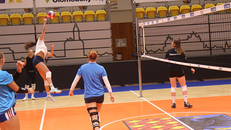 Příprava na dva dny  v azylu letní haly