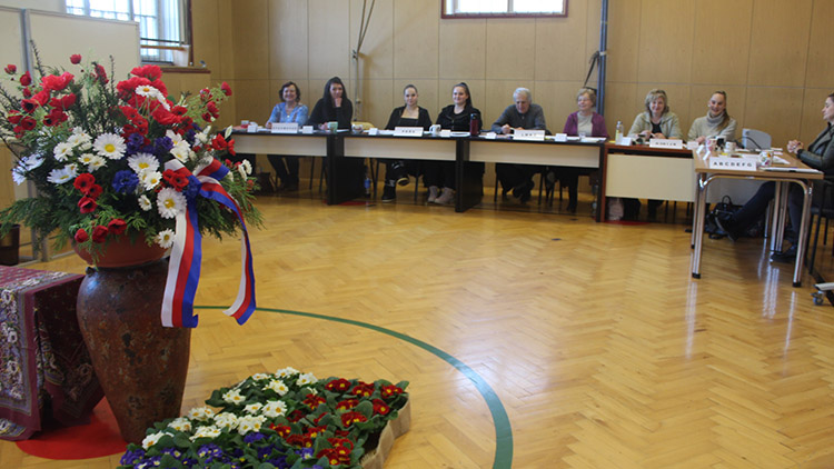 V sokolovně se chystal ples, voliči  v Kostelci museli do malé tělocvičny