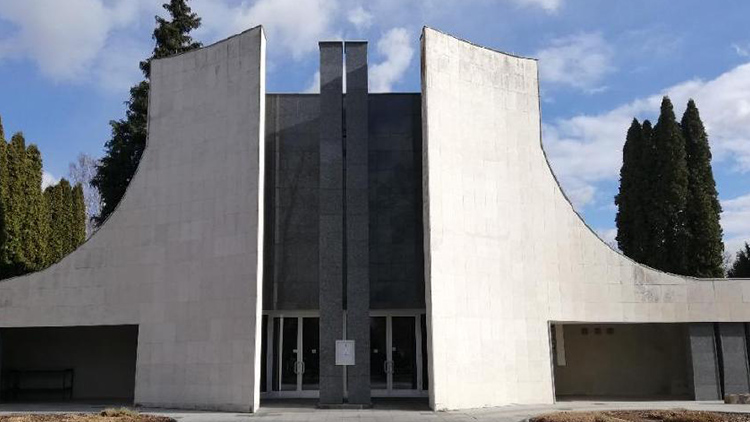 Smuteční obřadní síň je architektonickým skvostem  PROSTĚJOV V souvislosti s plánovanými opravami obřadní síně městského hřbitova v Prostějově nelze opomenout historii této jedinečné stavby. I když se zdá, že díky modernímu vzhledu stará není, smuteční sí