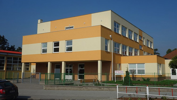 Boj o parkování před školou