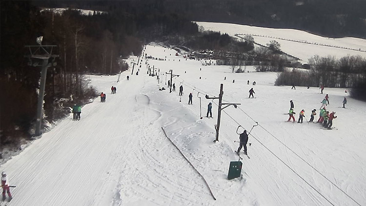 V Kladkách lyžovali naplno,  rozjel se i dlouhý vlek  