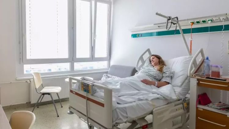 Stíny minulosti 25: Ve srovnání se situací před 10 lety přišla v porodnici na svět necelá polovina dětí