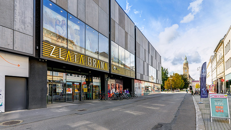 Na sto lidí ze Zlaté brány  VYHNAL ALARM