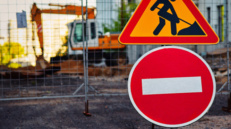 Pozor, uzavírka chodníku!