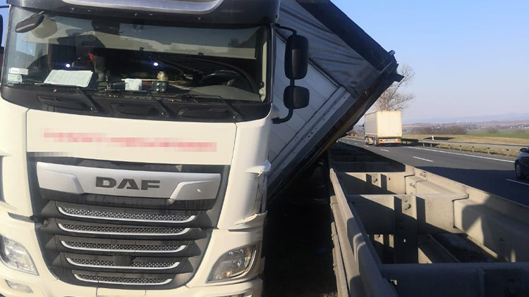 Návěs převrátil na svodidla!